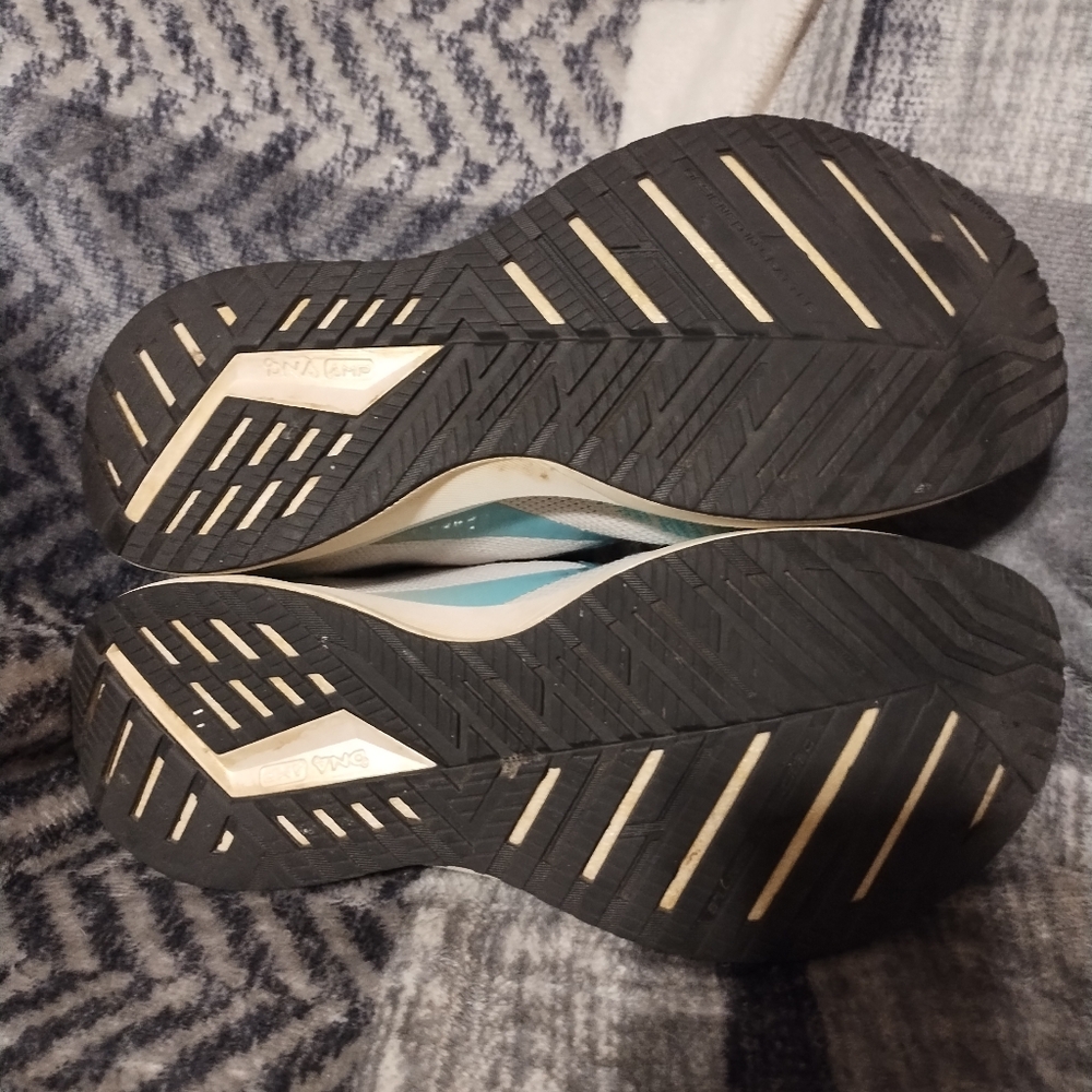 Brooks Women's Levitate 4 - Size 10 - Picture 9 of 16